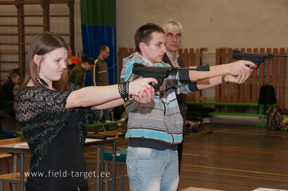 Teise harjutusena lasti püstolit vabast asendist